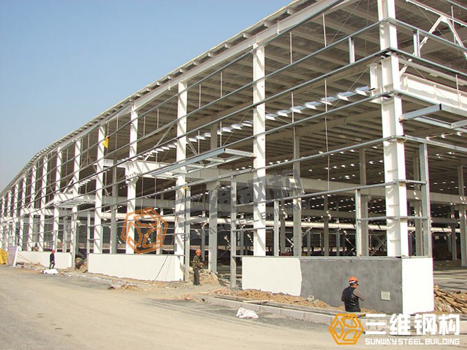 山东emc易倍钢结构公司建造的齐鲁工程轻钢结构厂房效果图
